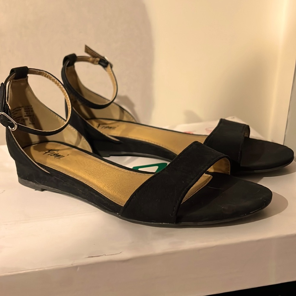 Fioni ankle & over the toe strap sandal